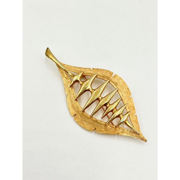 Vintage Signed JJ Gold Tone Leaf Brooch Modernist Design Mid Century Modern - Picture 2 of 6